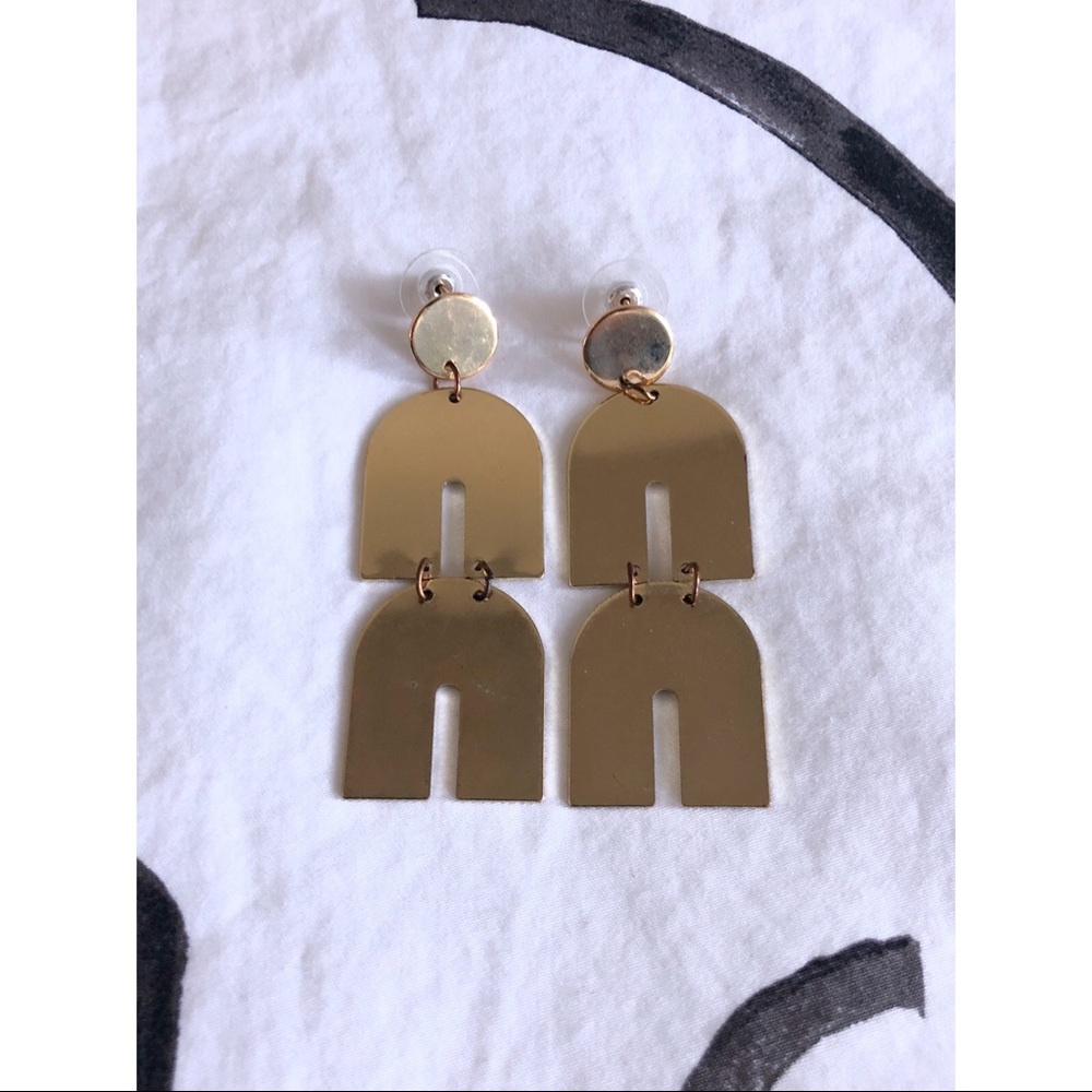 U-Shaped Minimal Earrings in Gold ✨